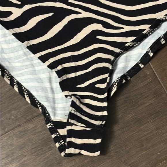 4/$20 H&M Zebra Print body suit, cream and black, size XL - Picture 4 of 7